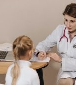 Sfaturi esențiale pentru vizita la medic cu un copil diagnosticat cu autism