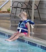 Copilul se poate îneca foarte ușor! Ce trebuie să știe părinții despre mersul la piscină vara