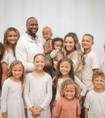 Am 11 copii și am rămas însărcinată din nou, dar oamenii mă judecă de parcă i-ar hrăni ei. Familia mea este fericită, asta e tot ce contează!