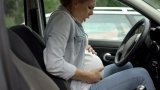 O mămică nu a mai apucat să ajungă la spital și a născut pe marginea autostrăzii