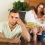 Soțul meu vrea să-mi dau demisia, pentru că lui îi este prea greu să aibă grijă de copii câteva ore pe zi
