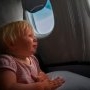 Imaginile care au șocat internetul! Doi pasageri de la bordul unui avion au închis în toaletă un copil care avea o criză de furie