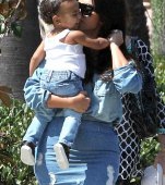 North West, fetita lui Kim Kardashian a facut primii pasi