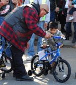 Un grup de motociclisti a cumparat toate bicicletele dintr-un hypermarket pentru a le darui copiilor nevoiasi