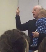 Moment emotionant intr-o clasa de curs: a inceput sa planga si profesorul l-a luat in brate!