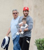 Ashton Kutcher la plimbare cu fetita lui!