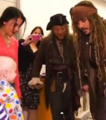 Johnny Depp, vizita surpriza la un spital de copii, imbracat in Capt. Jack Sparrow