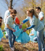 Voluntariat pentru mămici: 5 moduri în care poți da o mână de ajutor, chiar dacă ai copii