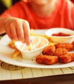 O mamă cere bonei daune emoționale de 600 de dolari pentru că le-a dat copiilor vegetarieni să mănânce nuggets de pui