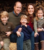 Kate Middleton și Prințul William au publicat fotografia oficială de Crăciun! Mezinul familiei a cucerit planeta cu zâmbetul lui