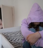 O fetiţă româncă şi-a anunţat profesoara că mama ei vrea să o vândă pe 3000 de euro. Cum a reuşit să evadeze