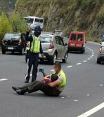 Scene emoționante! Un ofițer de poliție consolează un băiețel de 4 ani după un accident de mașină, îmbrățișându-l în mijlocul șoselei