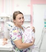 Eroi necunoscuți: asistenții din Terapie Intensivă Neonatală, în prima linie pentru viață