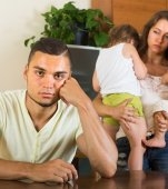 Soțul meu vrea să-mi dau demisia, pentru că lui îi este prea greu să aibă grijă de copii câteva ore pe zi