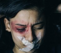 Victimele agresiunilor nu sunt singure, spune ministrul Justiției. Femeile agresate pot beneficia de compensare financiară sub formă de vouchere