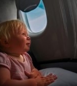 Imaginile care au șocat internetul! Doi pasageri de la bordul unui avion au închis în toaletă un copil care avea o criză de furie