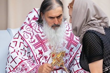 Arhiepiscopul Tomisului, ÎPS Teodosie: „O femeie căsătorită nu trebuie să umble cu capul descoperit"