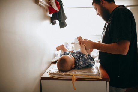 Am acceptat că soția mea câștigă mai mulți bani ca mine, așa că am devenit bărbat casnic