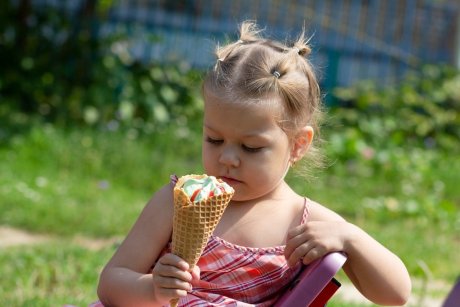 Mama mea i-a spus fiicei mele de 9 ani că este grasă când a vrut să mănânce 2 cupe de înghețată