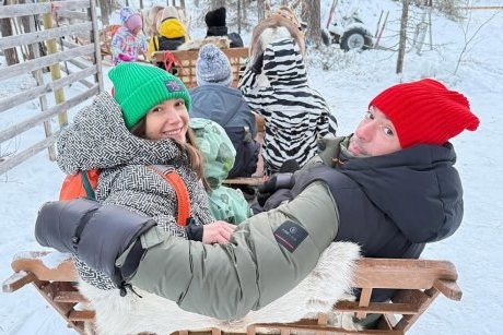 Adela Popescu și Radu Vâlcan au ajuns pe tărâmul lui Moș Crăciun. Imagini de vis din vacanța lor cu copiii în Laponia