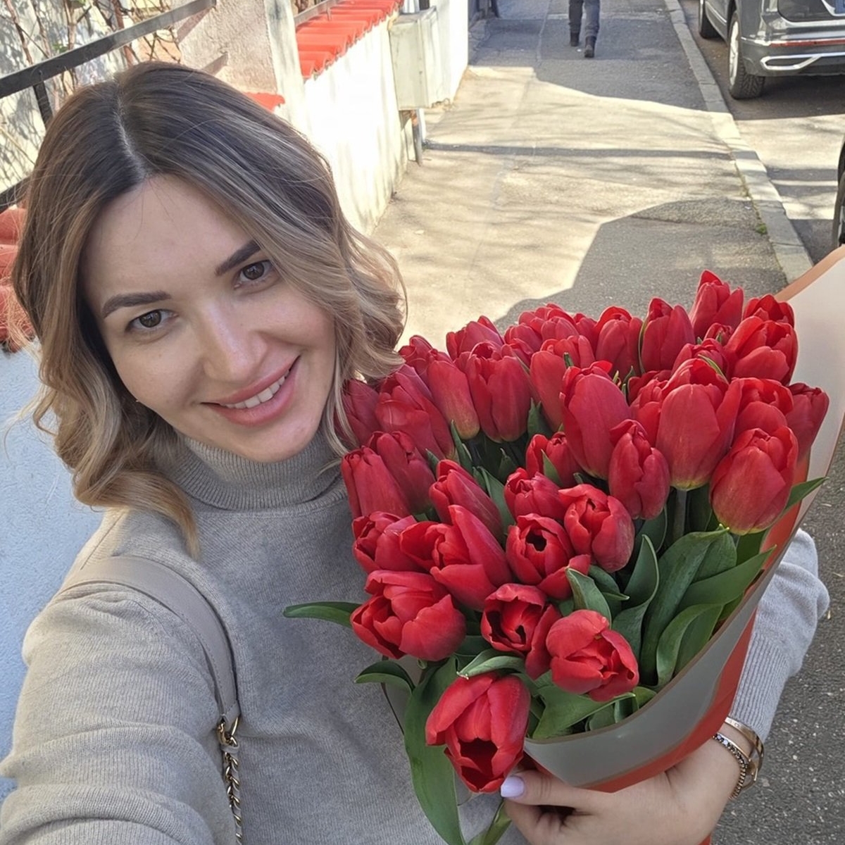 Ela Crăciun, răsfățată de 8 Martie cu zeci de lalele, ghiocei și un brunch romantic alături de soțul ei