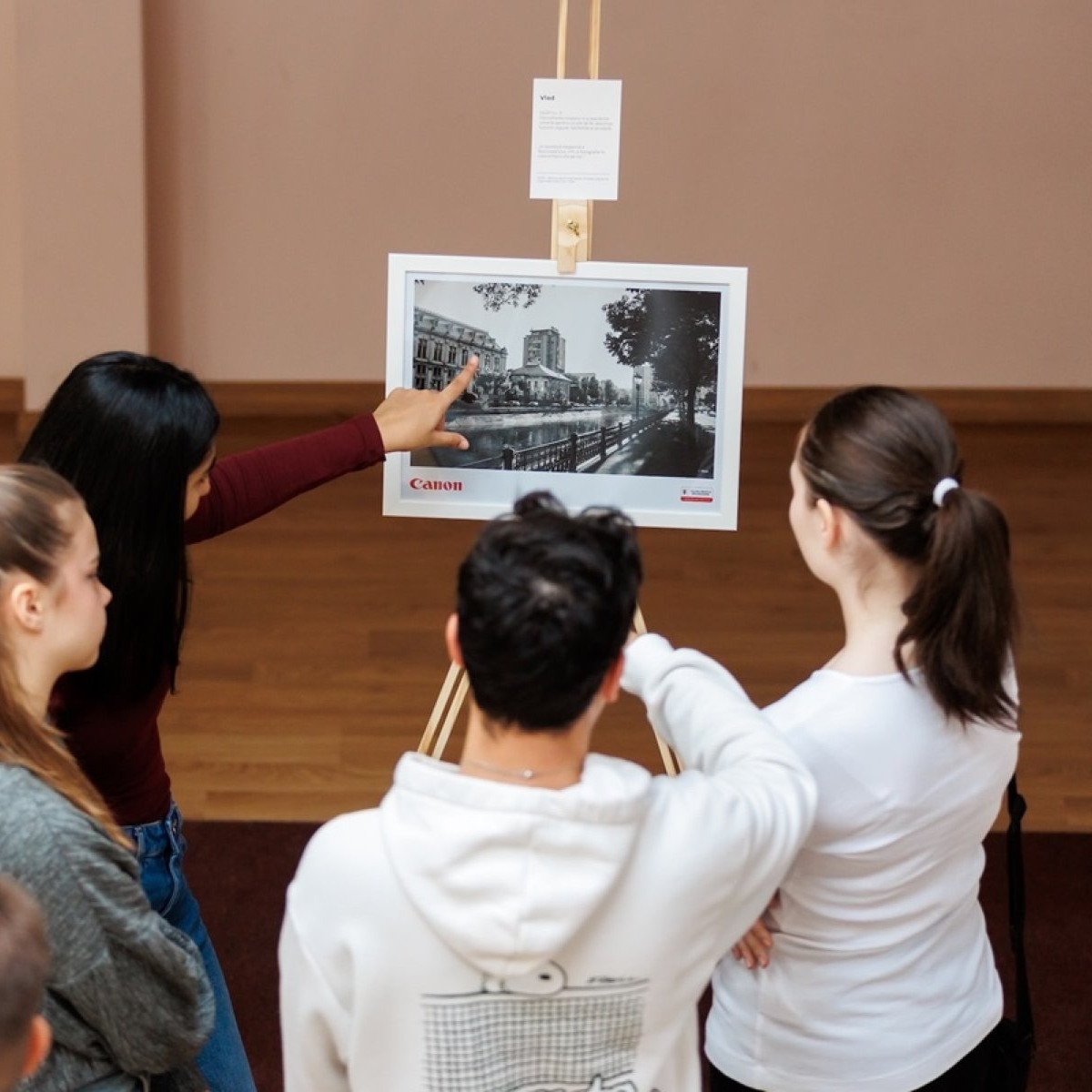 Expoziţia de fotografie a elevilor din Programul Canon pentru Tineri, ediţia 2024, a fost inaugurată la Casa Filipescu-Cesianu din București