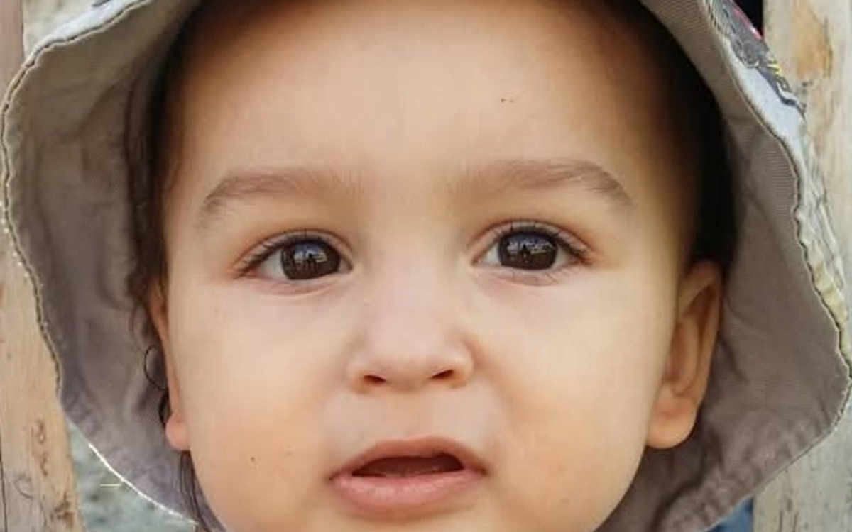 Iosif, băiețelul de 3 ani ucis de haita de câini a fost condus pe ultimul drum. Mama lui și-a strigat durerea cu ultimele puteri înainte să cadă în genunchi