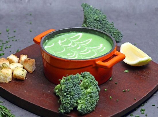 oala portocalie in care se afla supa-crema de broccoli