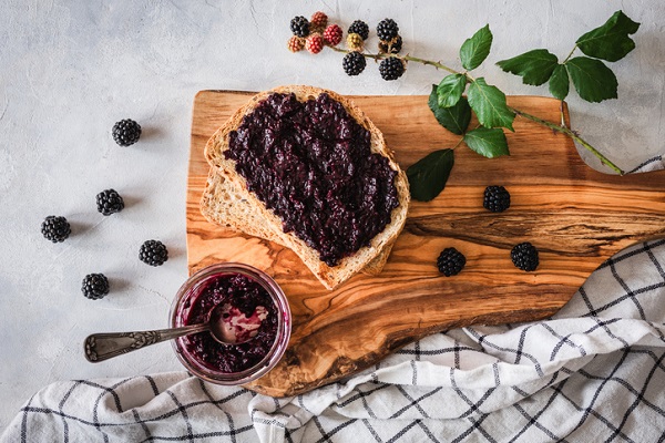 mure proaspete, borcan cu dulceata de mure si felie de paine unsa cu dulceata de mure