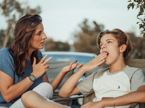 mama care incearca sa stea de vorba cu fiul ei adolescent plictisit