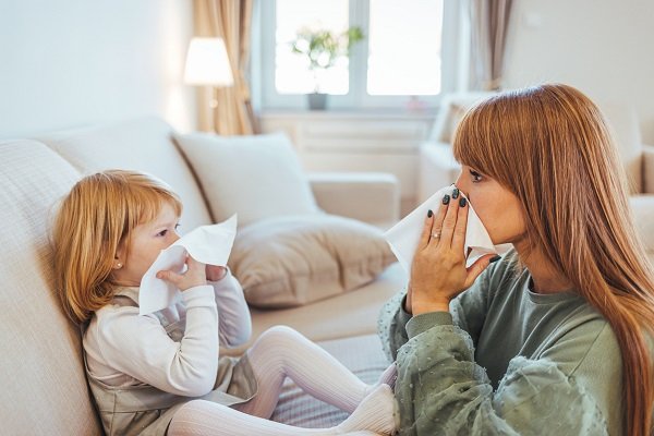 mama care isi invata fetita sa isi sufle nasul