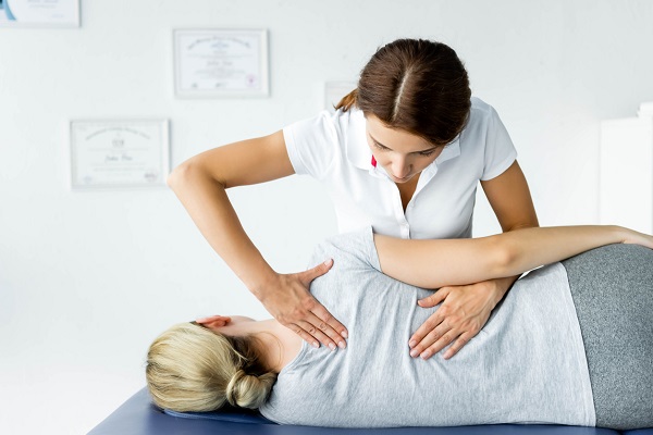 femeie in timpul unei sedinte de chiropractica