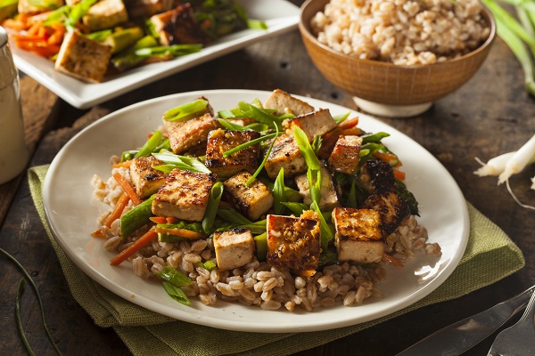 tofu cu orez brun si diverse legume