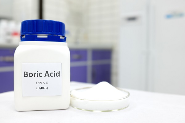 flacon de plastic cu acid boric si cu eticheta pe care este inscrisa formula chimica a acidului