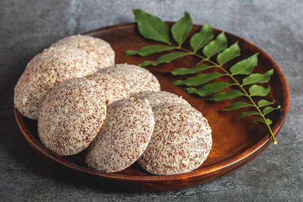 preparat indian ragi idli pe farfurie de lemn