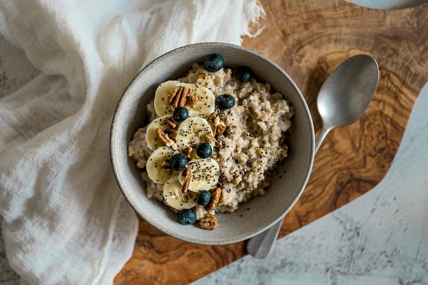 porridge cu banana, cu miez de nuca, afine si presarat cu mac