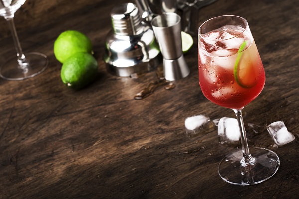 cocktail Campari tonic cu gheata si lamaie verde