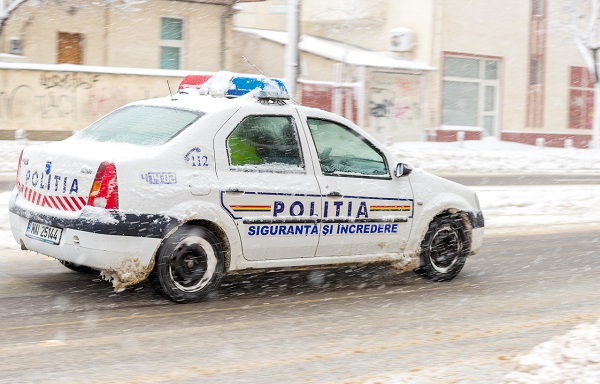 masina de politie care se grabeste la o interventie intr-o zi de iarna