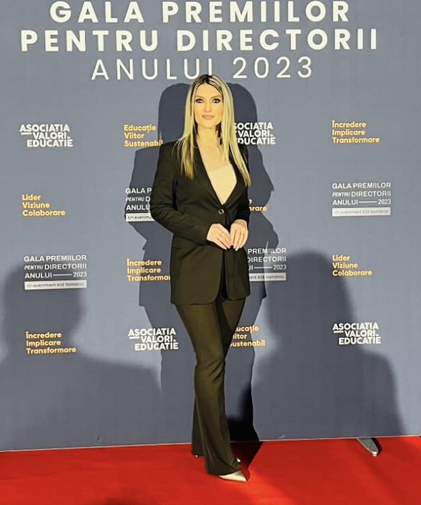 femeie prezena la gala