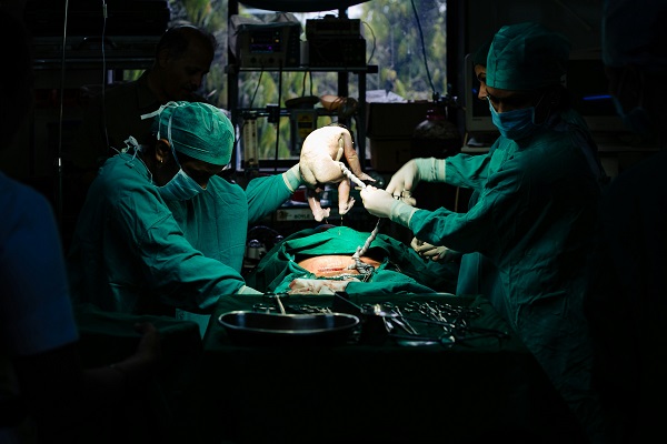 operatie de cezariana bebelus scos de medic