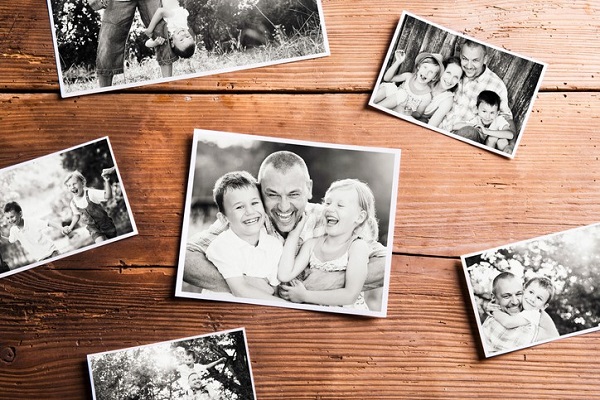 poze vechi de familie imprastiate pe o masa