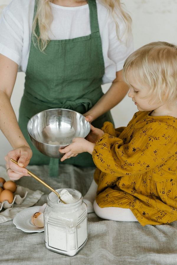 copil ajuta mama la bucatarie prepara prajitura