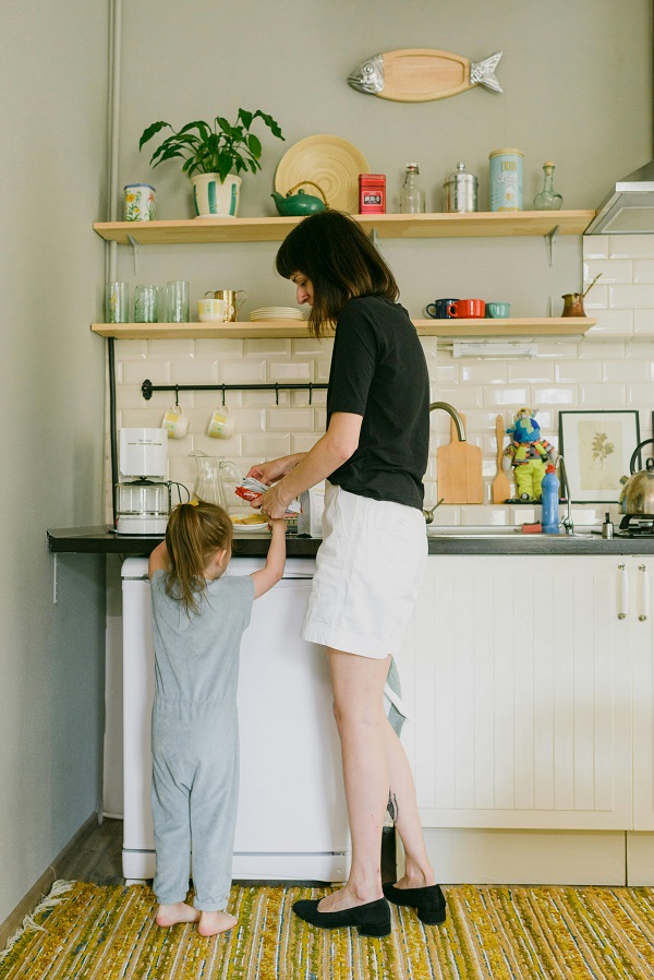 fata ajuta mama sa spele vase