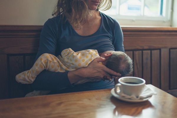 mama in cafenea bebe in brate cafea 