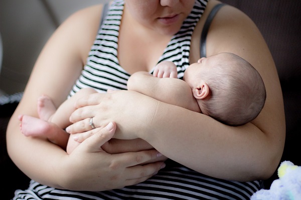 mama supraponderala cu bebelus in brate