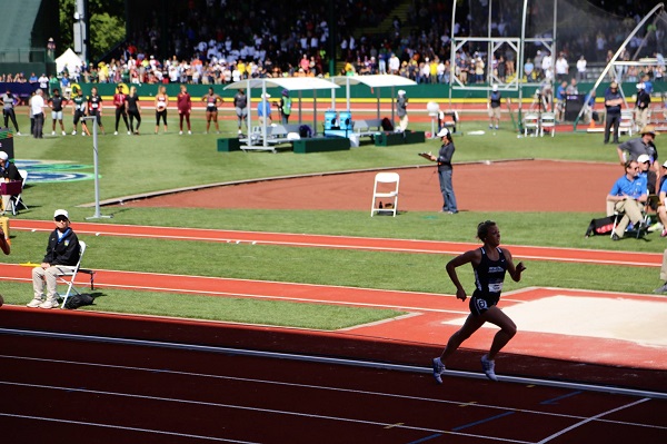 atleta alearga pe terenul de sport