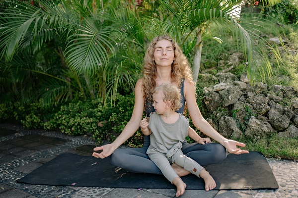 mama face yoga afara alaturi de copilul ei