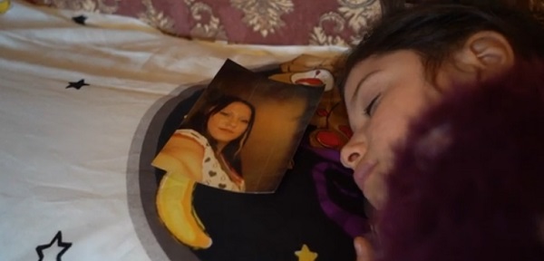 fata doarme cu poza mamei la capatai