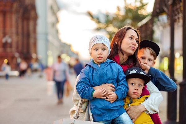 mama cu trei copii pe strada