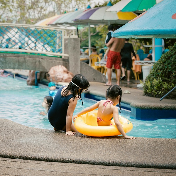 copii la piscina cu colac